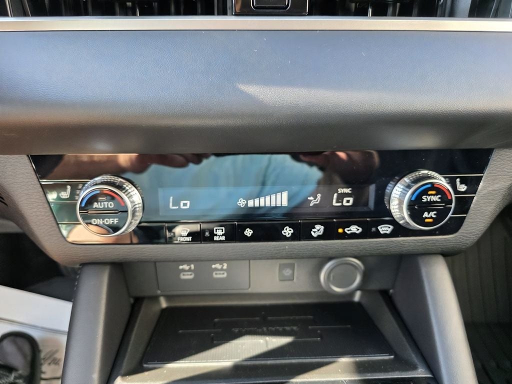 2025 Mitsubishi Outlander Base