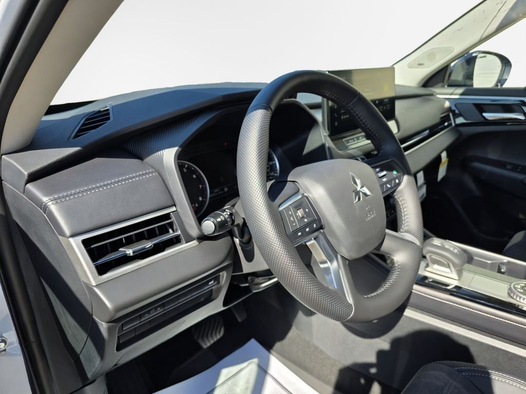 2025 Mitsubishi Outlander Base