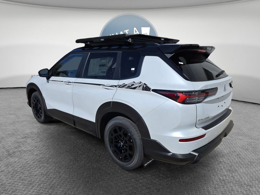 2025 Mitsubishi Outlander Base
