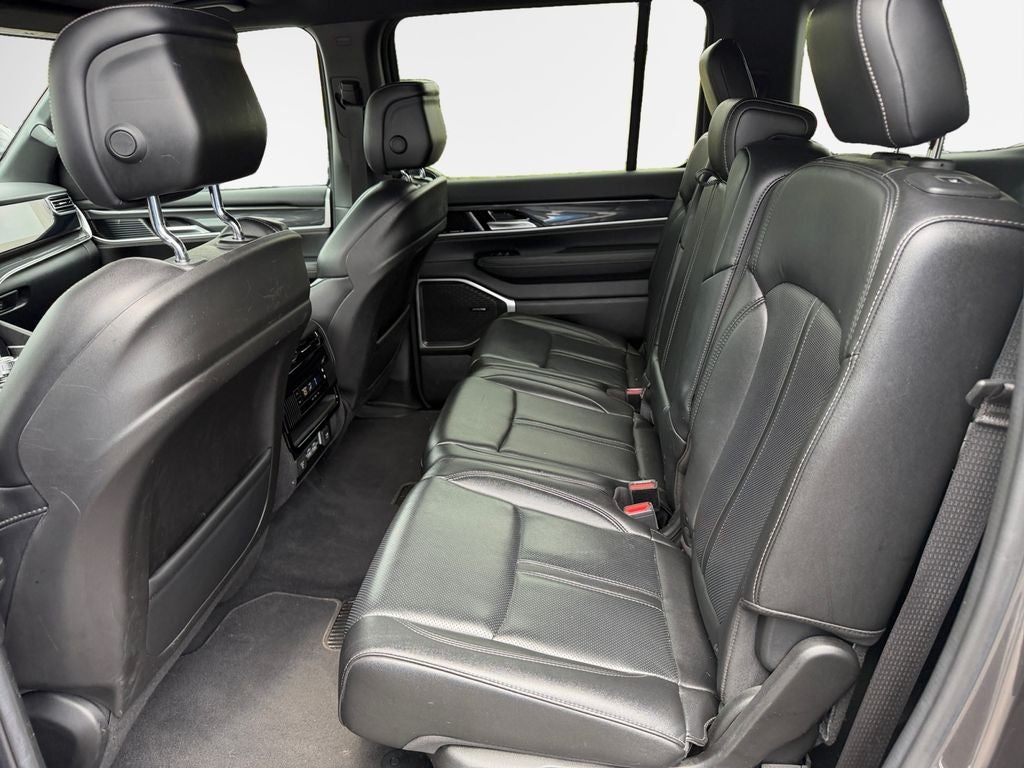 2023 Jeep Wagoneer Base