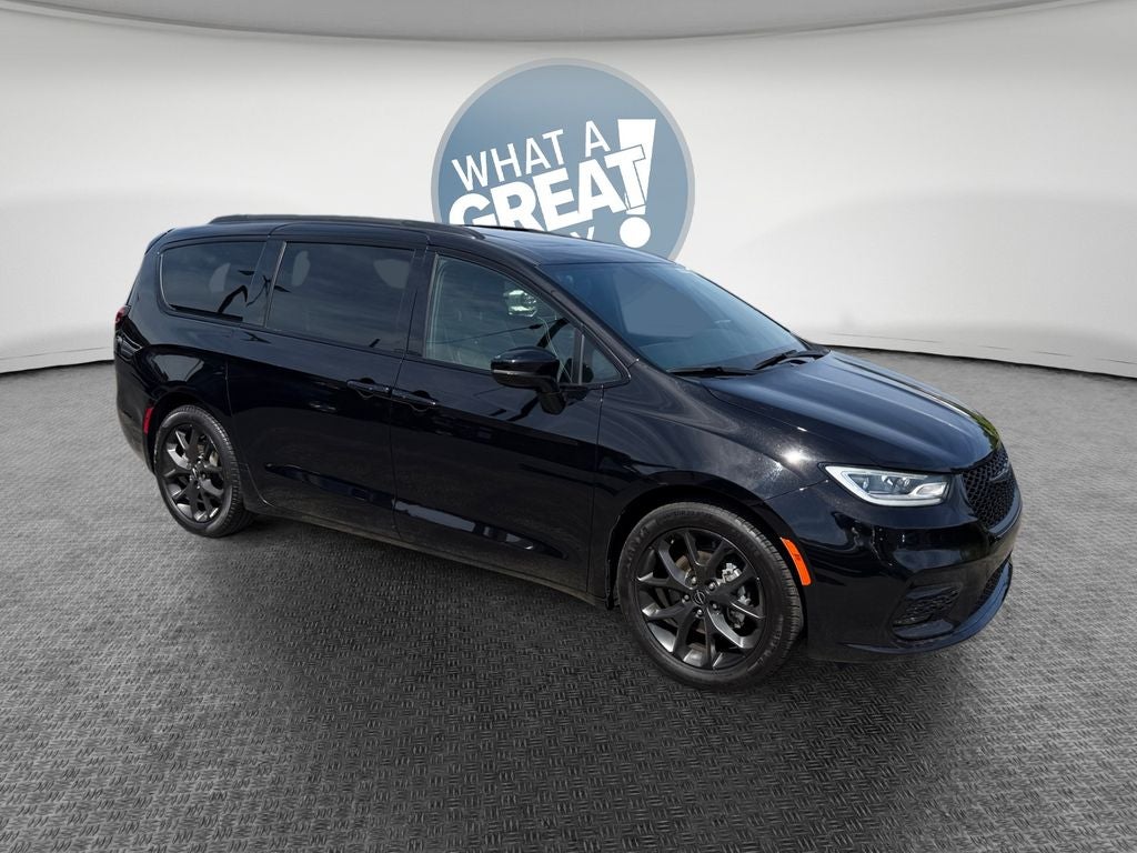 2025 Chrysler Pacifica Limited's photo