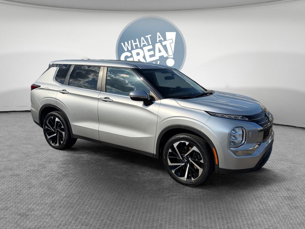 2022 Mitsubishi Outlander ES S-AWC's photo