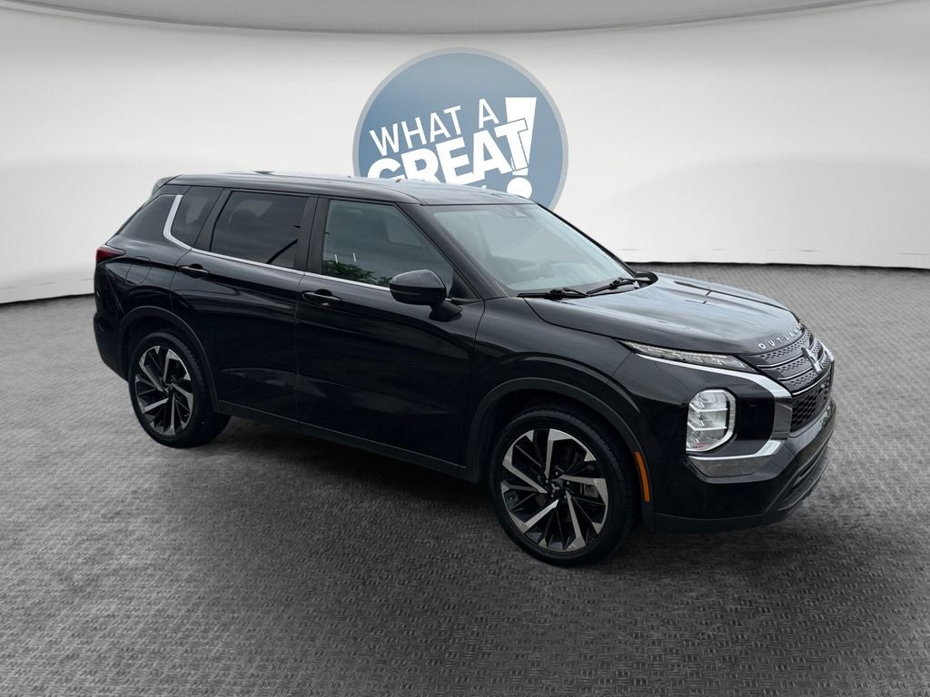 2022 Mitsubishi Outlander ES S-AWC's photo