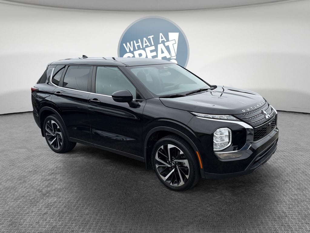 2022 Mitsubishi Outlander ES S-AWC's photo