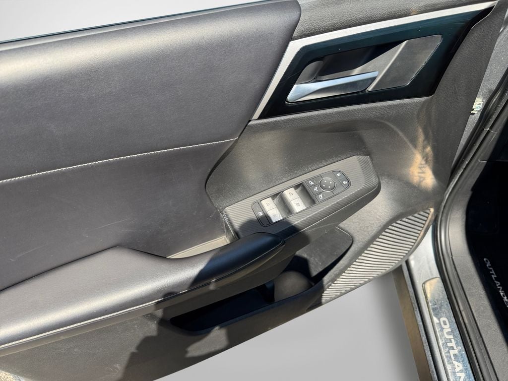 2023 Mitsubishi Outlander SE