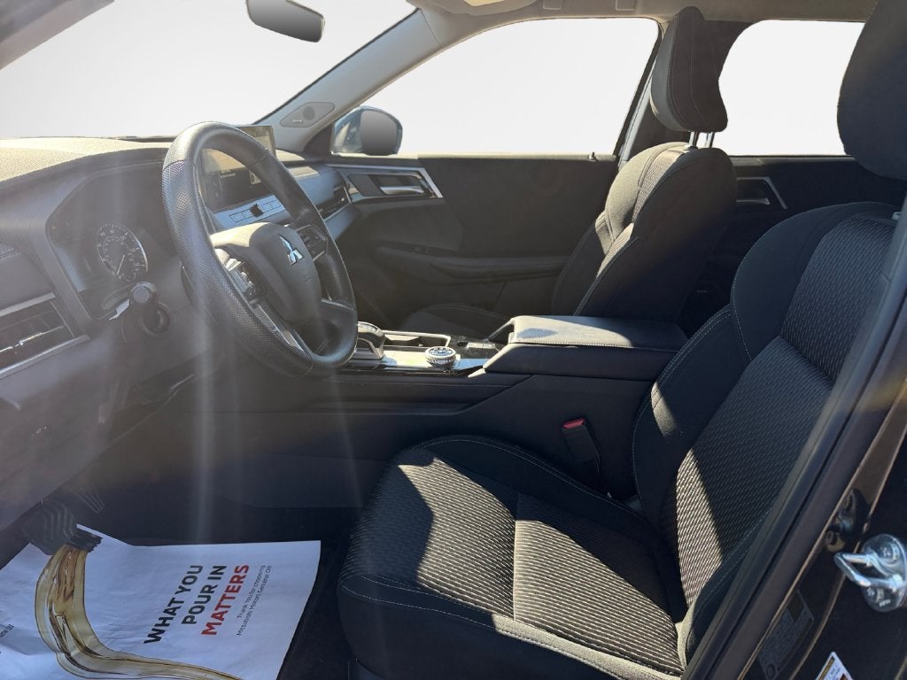 2025 Mitsubishi Outlander ES