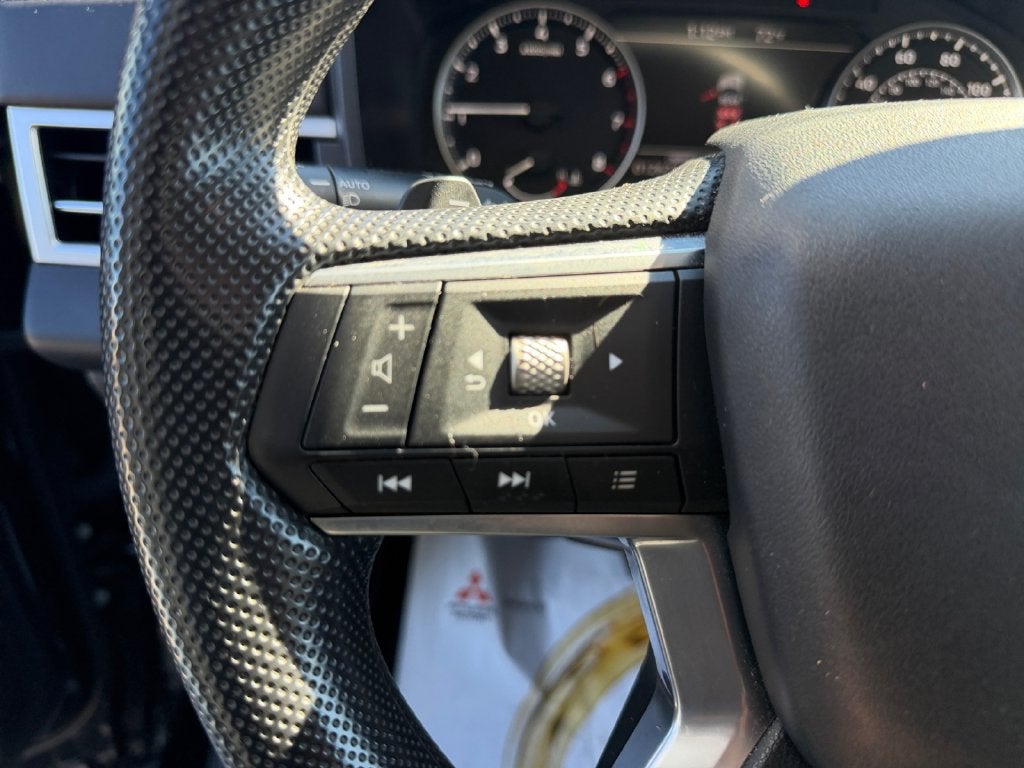 2025 Mitsubishi Outlander ES