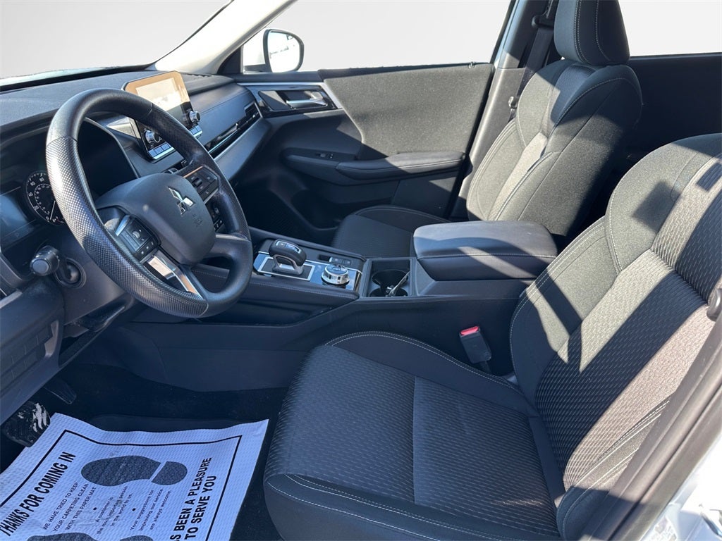 2024 Mitsubishi Outlander ES