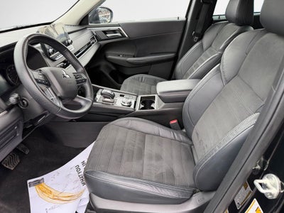 2023 Mitsubishi Outlander SE