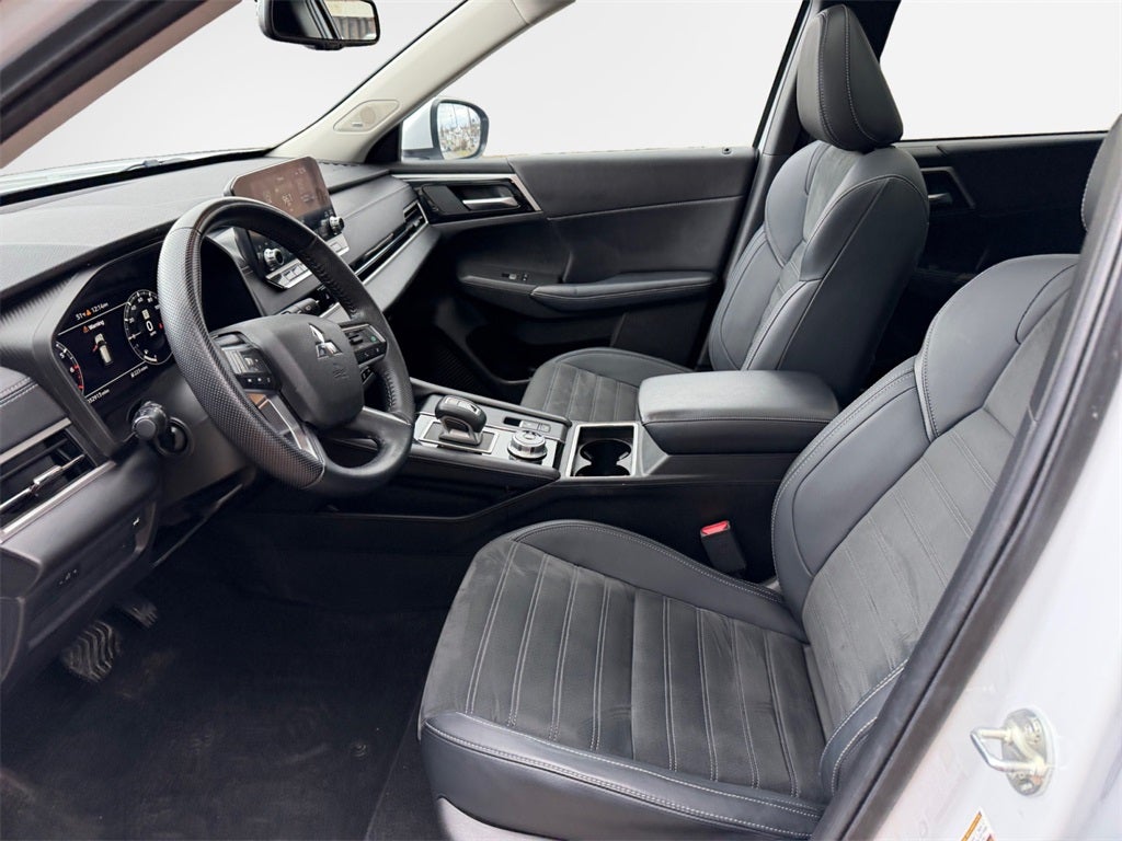 2023 Mitsubishi Outlander SE TECH PACKAGE