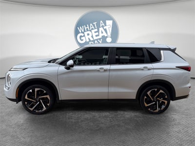 2023 Mitsubishi Outlander SE TECH PACKAGE