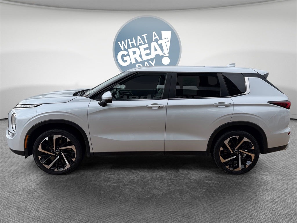 2023 Mitsubishi Outlander SE TECH PACKAGE