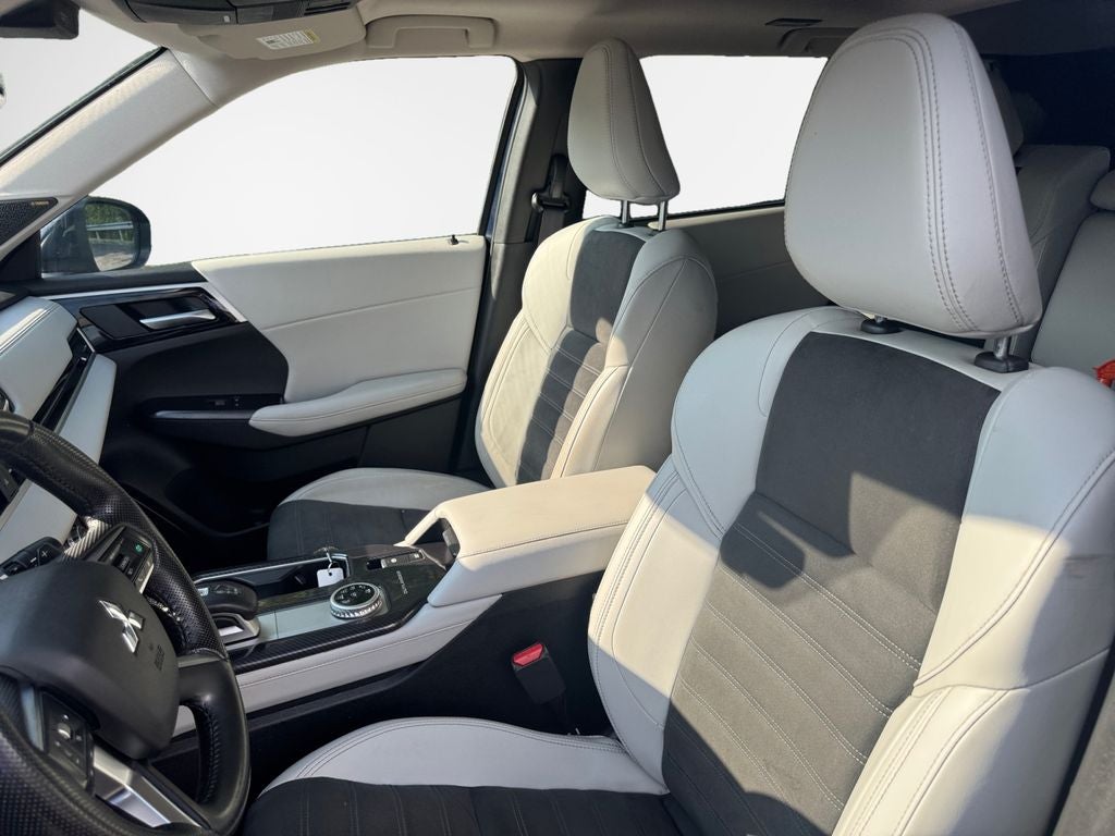 2025 Mitsubishi Outlander Base