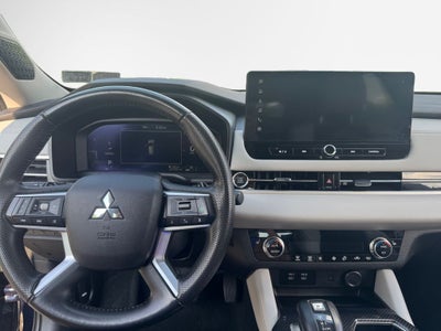 2025 Mitsubishi Outlander Base