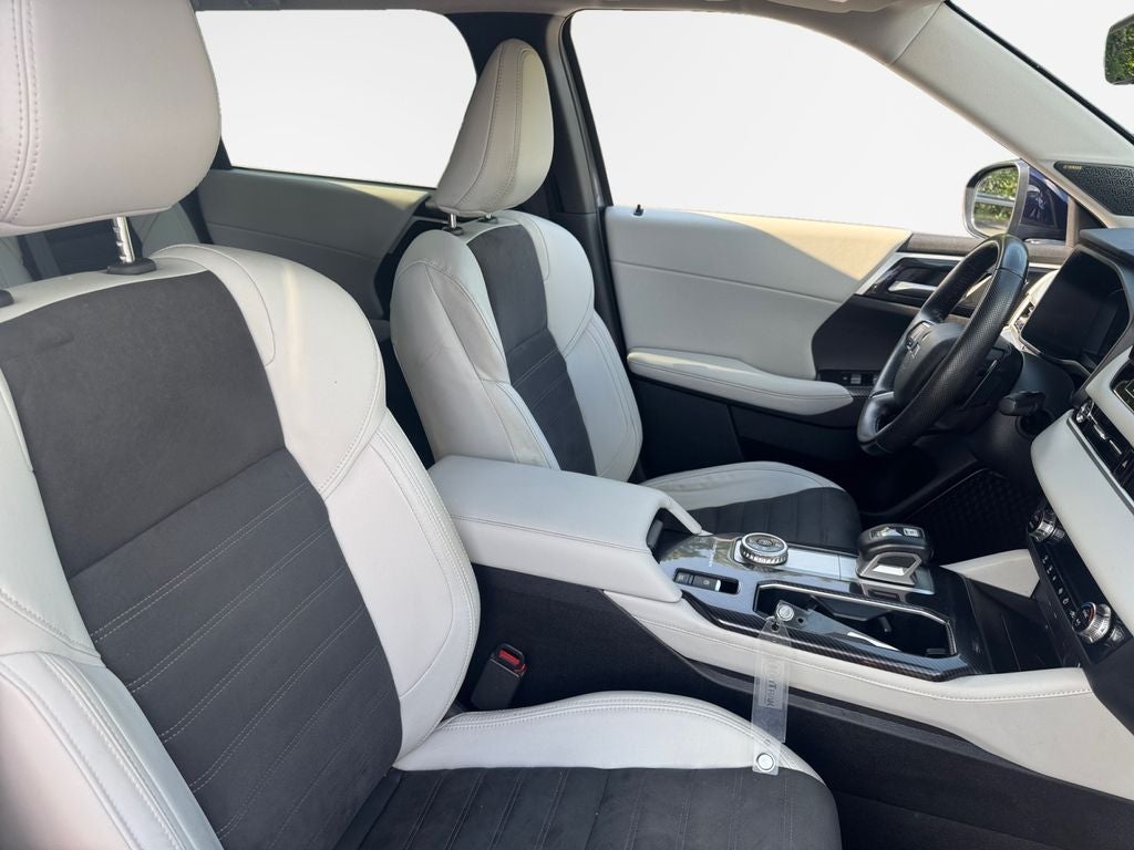 2025 Mitsubishi Outlander Base